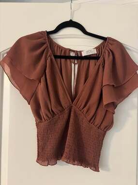 MOD ON TREND Rust Smocked Flutter Sleeve Top Size M